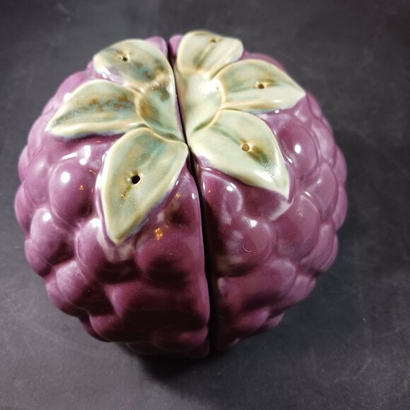 Large Ceramic Purple Grape Salt And Pepper Shakers - Picture 4 of 11